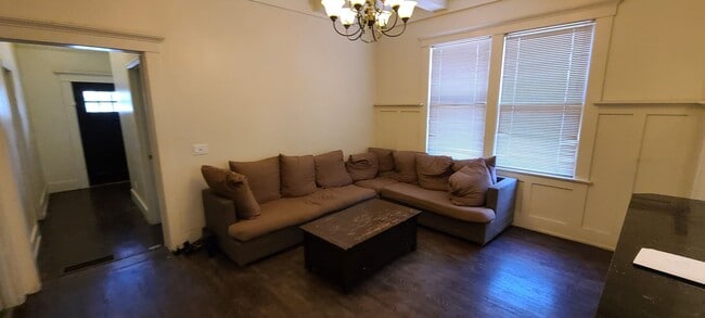 Building Photo - Euclid Ave - A 4 bedroom 2 bathroom Histor...