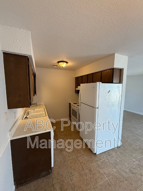 Building Photo - 1226 W Bishop Dr