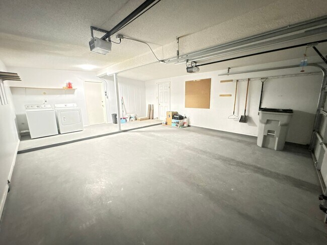Building Photo - EASTSIDE HOME WITH A SWIMMING POOL