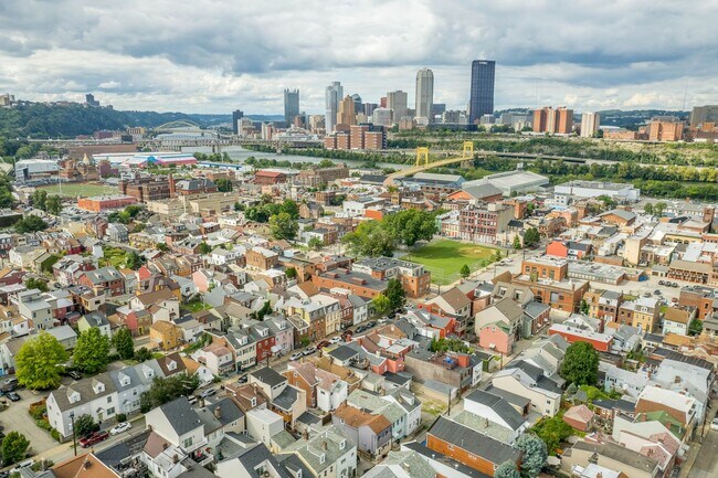 Building Photo - Beautifully Renovated 3 bed, 3 bath Home in the Southside Flats