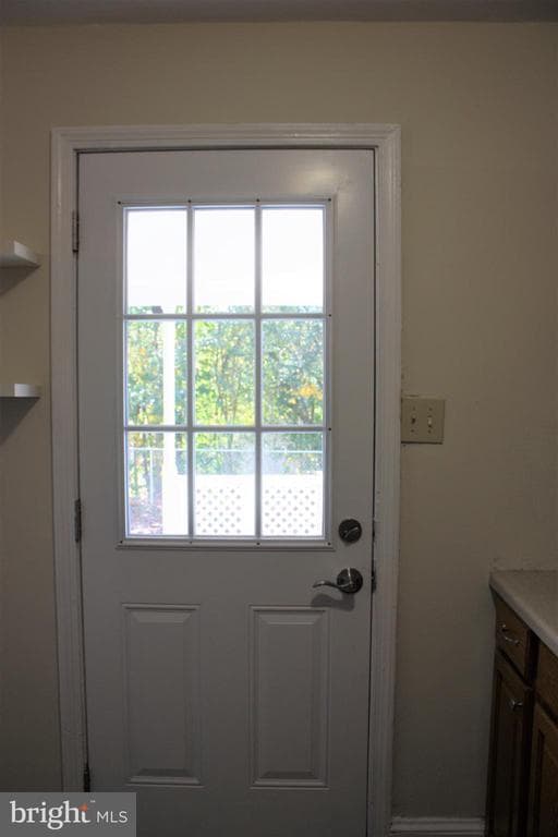 Building Photo - 423 Happy Creek Rd