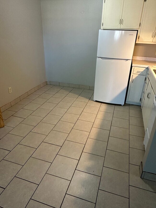 Building Photo - Two Bedroom Apartment with Detached Garage