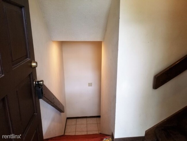 Building Photo - 2 br, 2 bath Condo - 2421 Yellowstone #2202