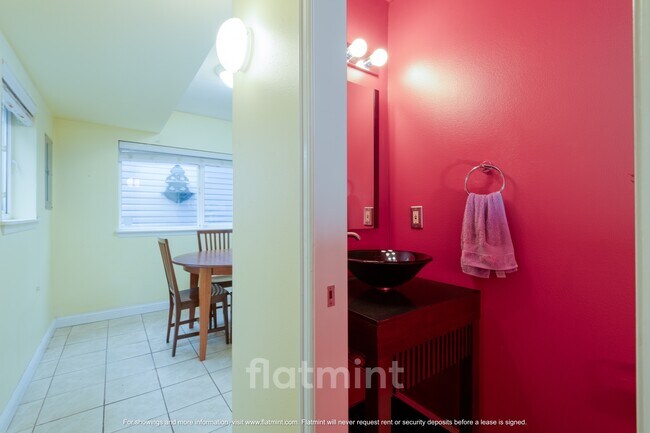 Building Photo - 1728 26th Ave S