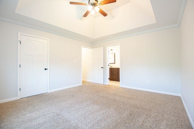 Building Photo - Pet Friendly Three Bedroom!
