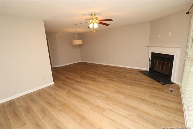 Building Photo - 118 Planetree Ln