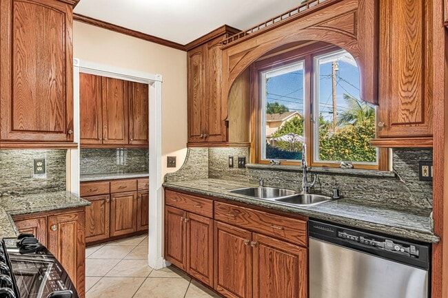 Building Photo - Expansive Three-Bedroom Home with Front and Back Yard in Long Beach AVAILABLE NOW