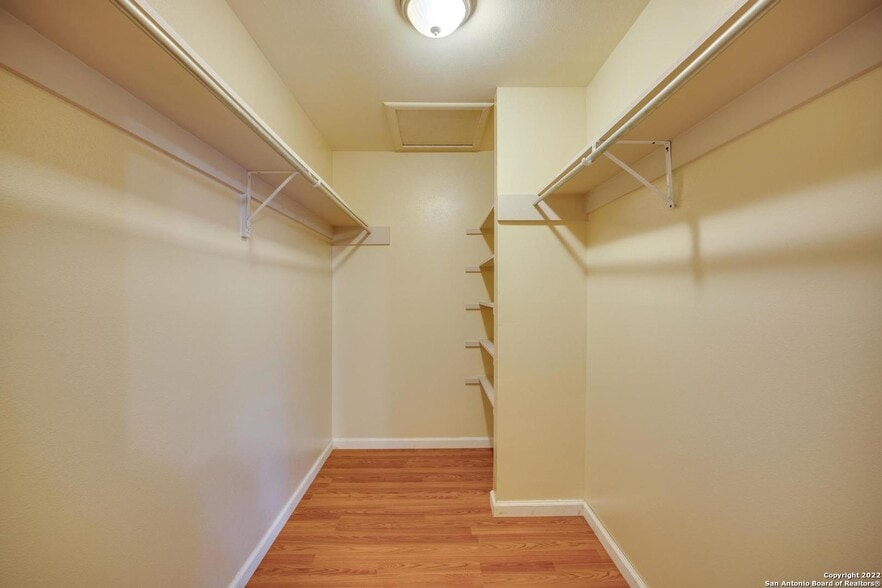 Building Photo - 8702 Village Dr