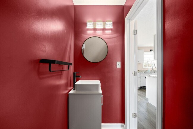 Building Photo - LARGE FENCED IN YARD!!!