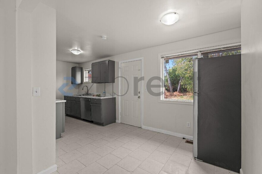 Building Photo - Unit