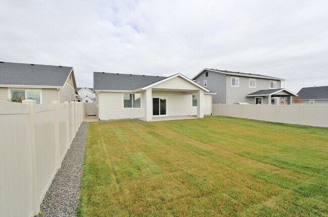 Building Photo - Immaculate Single-Level Home