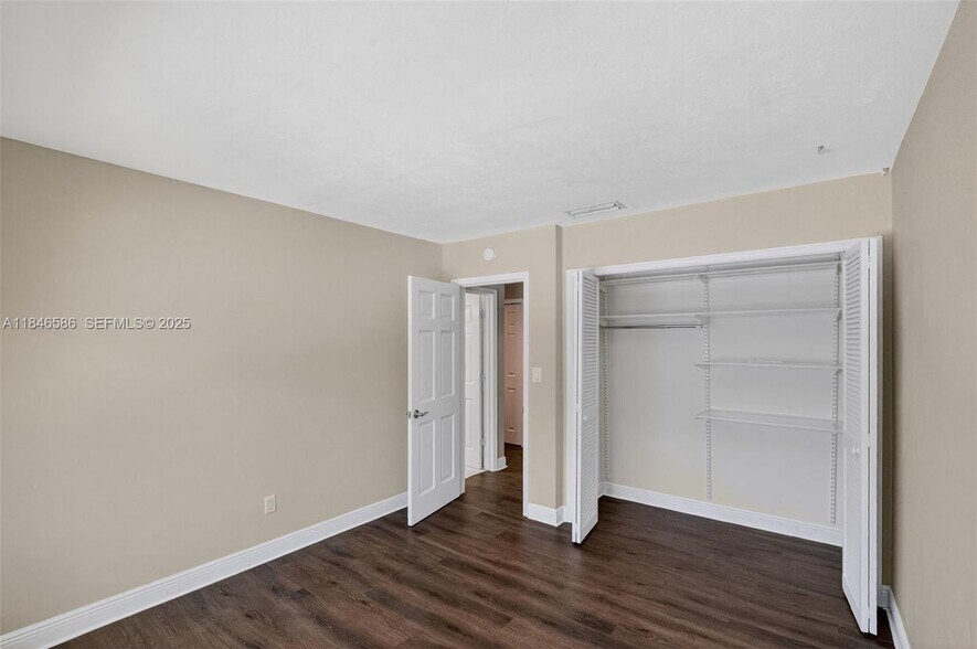 Building Photo - 539 Menendez Ave