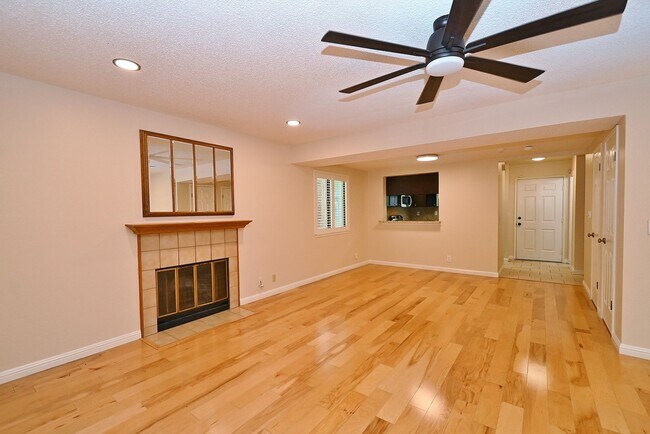 Building Photo - $3,540 / Bright & Spacious 3BR/ 2.5BA Town Home in Newark City