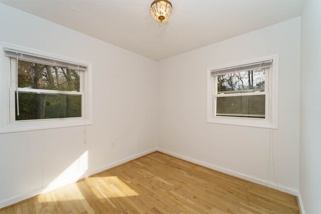 Building Photo - Quaint 2 Bedroom 2 Bath Cottage Style Home Near Rock Creek in Bethesda