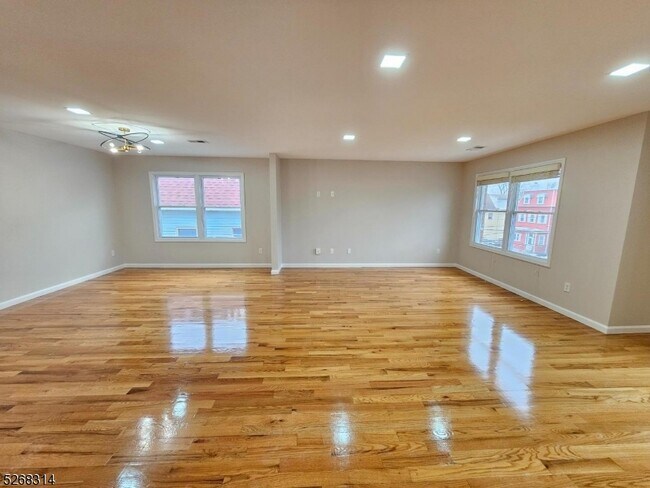 Building Photo - 587 Madison Ave