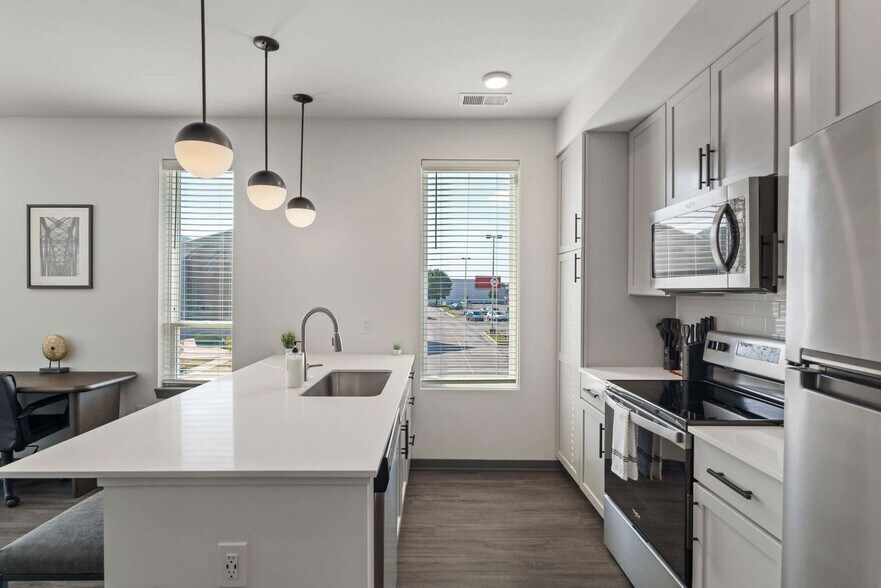 Building Photo - 6160 N Rural St