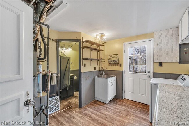 Building Photo - 978 Panorama Dr