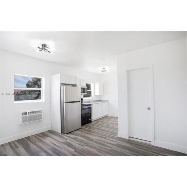 Building Photo - 2424 NW 7th Ct