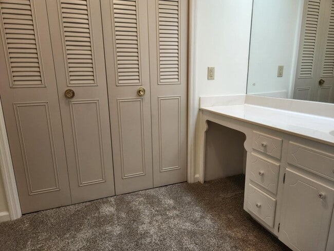 Building Photo - 1181 Lake Shore Cir