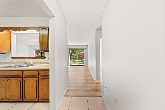 Building Photo - 3 Bedroom in Desirable Location!