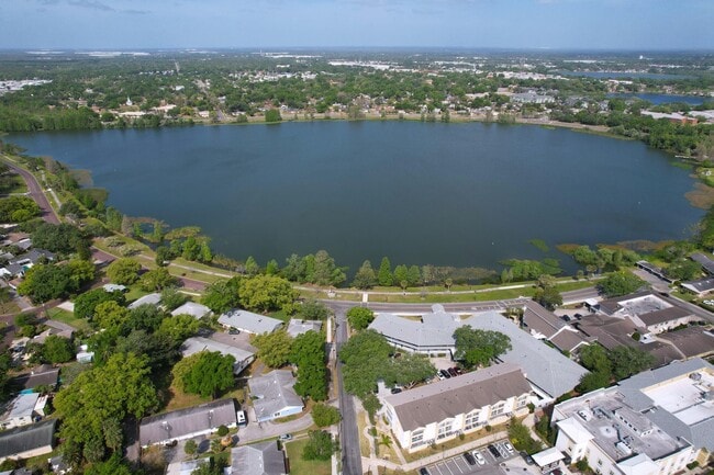 Building Photo - 1/1 in Central Lakeland with a great side ...