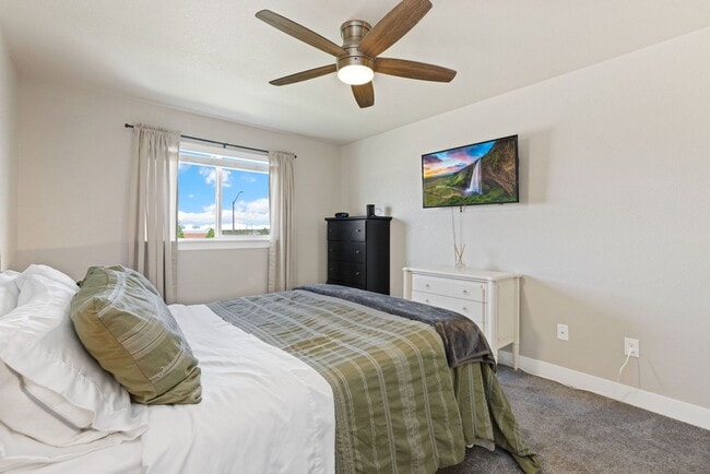 Building Photo - 2 Bed 3.5 Bath Townhome in Fort Collins!