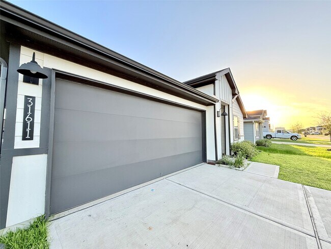 Building Photo - 31611 Farlam Farms Trl