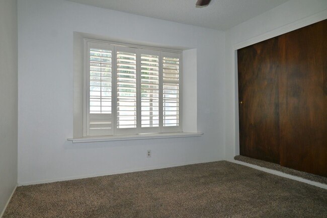 Building Photo - 5941 S Land Park Dr