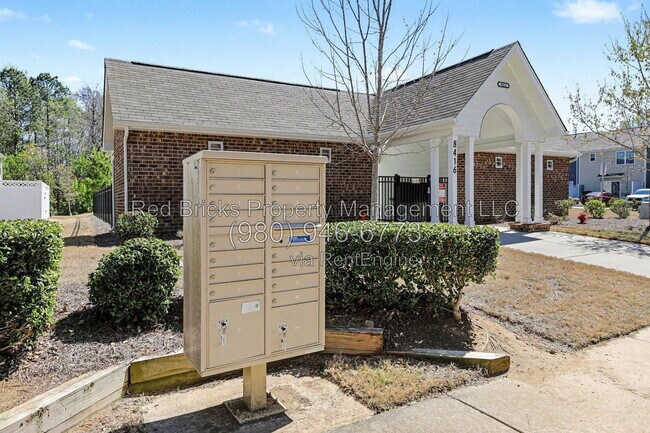 Building Photo - 5013 Spring Arbor Ln
