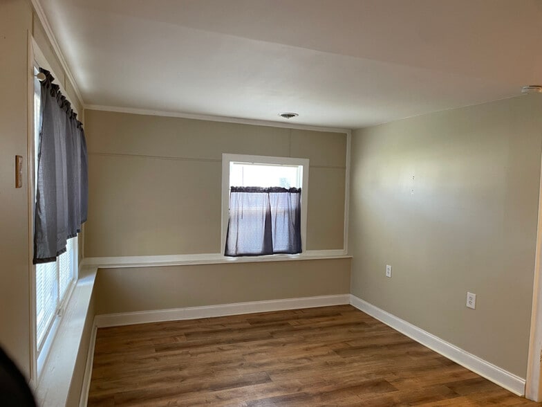 Building Photo - 723 W Light St