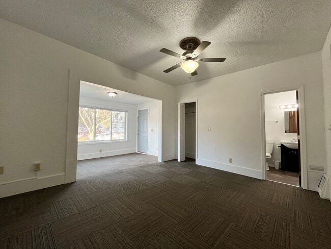 Building Photo - Rent Special - 3 Bed/2 Bath Duplex Apartment Near Downtown!