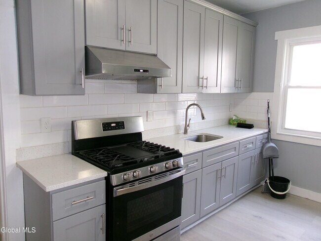 Building Photo - 1338 Parkwood Blvd