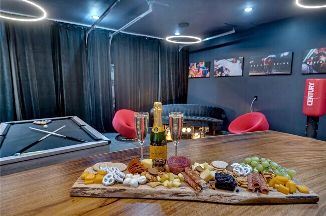 Building Photo - 2323 Delmar Pl