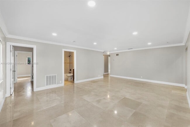 Building Photo - 633 Solar Isle Dr