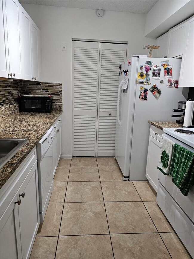 Building Photo - 4832 N State Rd 7