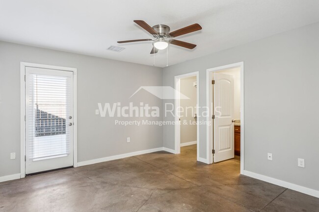 Building Photo - 3 Bedroom 2 Bathroom Duplex on the West si...