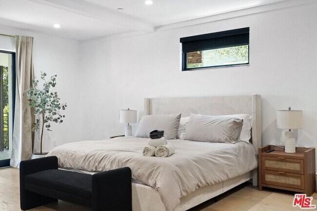 Building Photo - 1812 Navy St