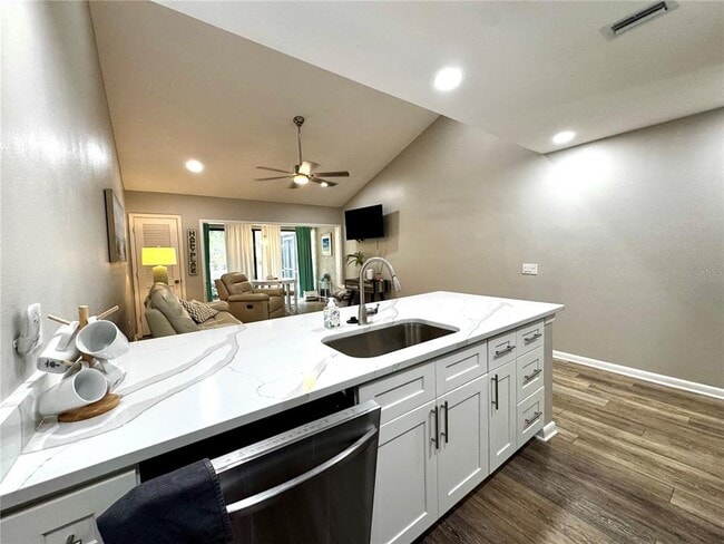 Building Photo - 4707 Winslow Beacon