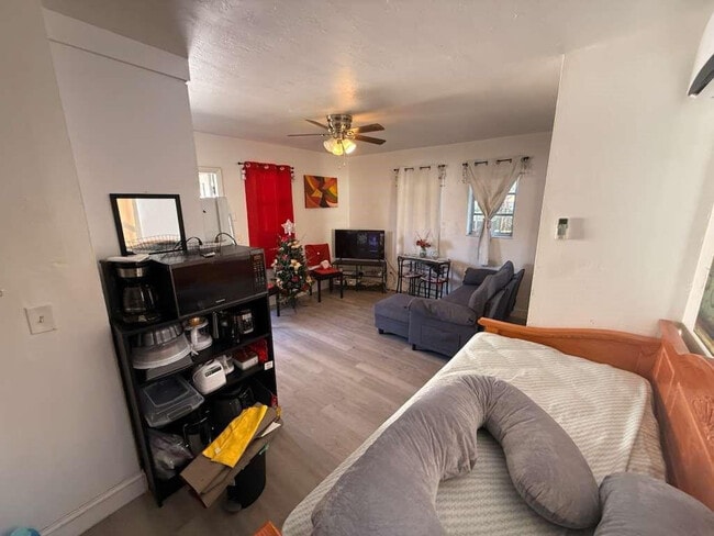 Building Photo - 126 SE 10th St