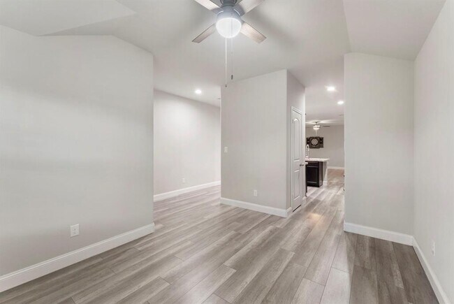 Building Photo - 14077 Lake Cres Dr