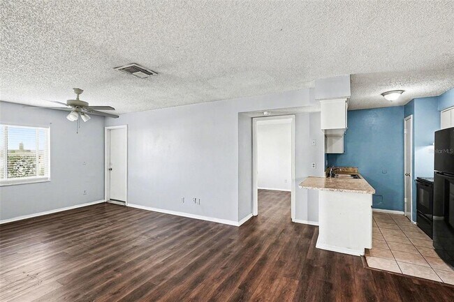 Building Photo - 550 Golden Raintree Pl