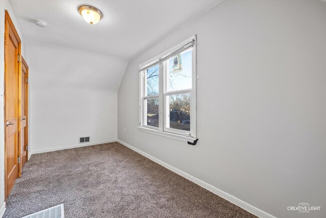 Building Photo - 16118 Woodlawn W Ave