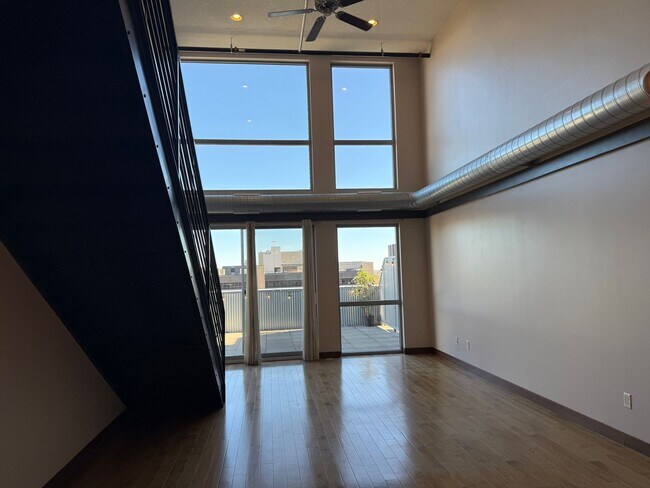 Building Photo - Rarely Available 3 Bedroom 2 Bathroom Pent...