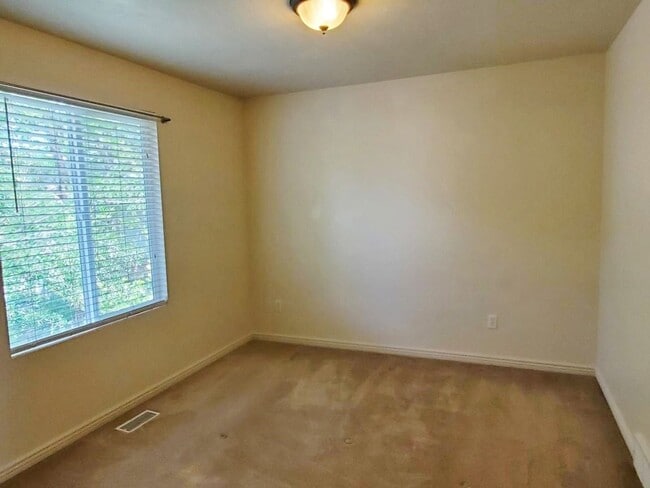 Building Photo - 2 Bd 1.5 Bath Duplex in Milcreek