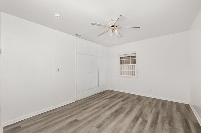 Building Photo - 587 E Arrow Hwy