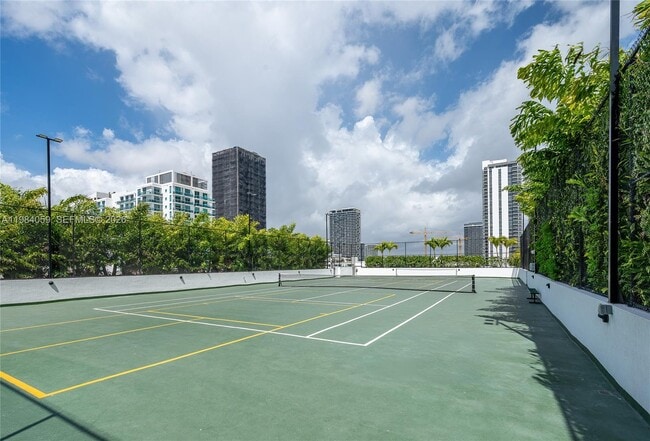 Building Photo - 700 NE 24th St