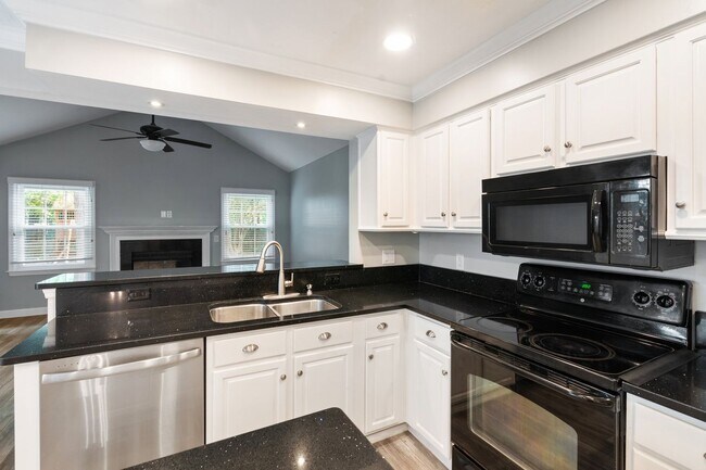 Building Photo - Charming 3 Bedroom, 2.5 Bath Home in Coventry