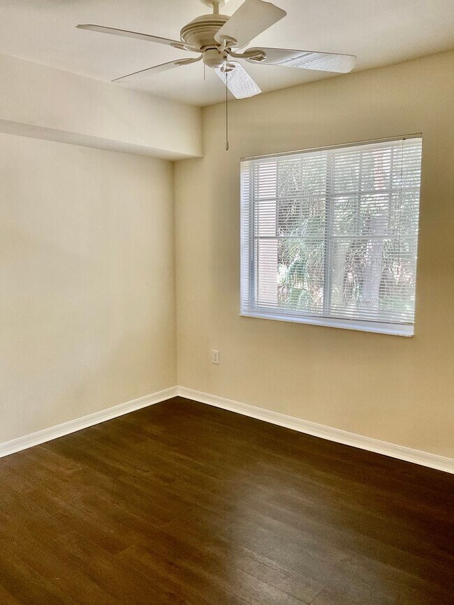Building Photo - Large 3 bedroom