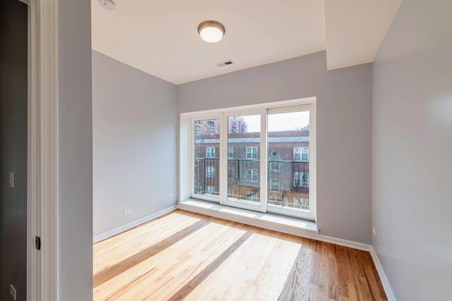 Building Photo - 1022 W Ainslie St