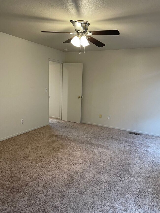 Building Photo - Move-in Ready!